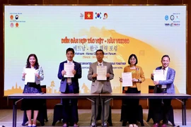 Lễ ký kết hợp tác giữa các Hiệp hội, Hội doanh nhân, doanh nghiệp Việt-Hàn với tỉnh Đồng Nai. (Ảnh: Hồng Giang/TTXVN)