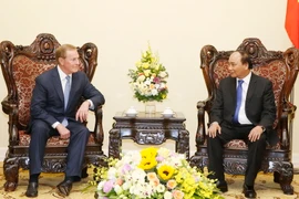 Thủ tướng Nguyễn Xuân Phúc tiếp nhóm các nhà đầu tư Hoa Kỳ, do ông William Weidner, Chủ tịch kiêm Tổng giám đốc Công ty Global Gaming Asset Management, Giám đốc Tập đoàn Weidner Holdings làm trưởng đoàn. (Ảnh: Thống Nhất/TTXVN)