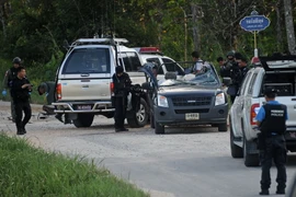 Lực lượng rà phá bom Thái Lan điều tra tại hiện trường vụ nổ bom ở quận Chanae, tỉnh Narathiwat vào chiều 9/3 vừa qua. (Ảnh: AFP/TTXVN)