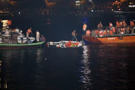 Các lực lượng cứu nạn "trắng đêm" nỗ lực tìm kiếm cứu người bị nạn trong tàu bị chìm trên sông Hàn, Đà Nẵng. (Ảnh: Trần Lê Lâm/TTXVN)