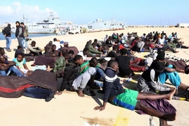 Người di cư sau khi được cứu ngoài khơi Libya ngày 21/12/2015. (Ảnh: AFP/TTXVN)