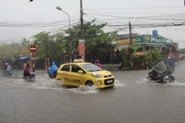 Ngã ba giao cắt trên đường Lý Bôn (thành phố Thái Bình, tỉnh Thái Bình) đã "hóa sông" sau cơn mưa lớn xảy ra trưa ngày 23/8 vừa qua. (Ảnh: Xuân Tiến/TTXVN)