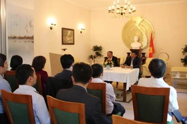 Giáo sư-tiến sỹ Hoàng Chí Bảo nói chuyện với cộng đồng người Việt tại Đức về Bác Hồ. (Ảnh: Đức Chung/Vietnam+)