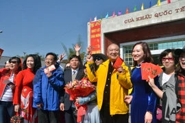 Khách du lịch quốc tế đến với thành phố Móng Cái được đón tiếp chu đáo, mùng tuổi đầu năm lấy may. (Ảnh: Văn Đức/TTXVN)