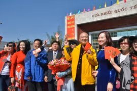 Khách du lịch quốc tế đến với thành phố Móng Cái được đón tiếp chu đáo, mùng tuổi đầu năm lấy may. (Ảnh: Văn Đức/TTXVN)