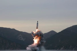 Tên lửa đạn đạo được phóng từ tàu ngầm ở một địa điểm của Triều Tiên. (Ảnh: EPA/TTXVN)