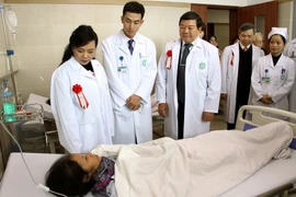 Bộ trưởng Y tế Nguyễn Thị Kim Tiến cùng các đại biểu thăm, tặng quà cho các bệnh nhân đang điều trị tại khu nhà kỹ thuật cao của Bệnh viện Bạch Mai. (Ảnh: Dương Ngọc/TTXVN)