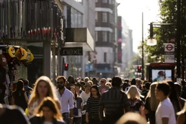 Phố Oxford, trung tâm thủ đô London ngày 17/8 vừa qua. (Ảnh: AFP/TTXVN)