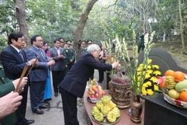 Tổng Bí thư Nguyễn Phú Trọng dâng hương tại Khu di tích. (Ảnh: Trí Dũng/TTXVN)