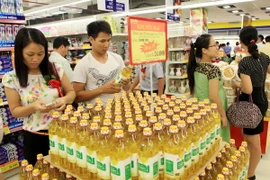 Khách lựa chọn hàng hóa tại một chi nhánh của Fivimart, Hà Nội. (Ảnh: Trần Việt/TTXVN)