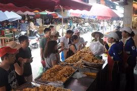 Chả mực là món ăn được nhiều khách hàng lựa chọn khi đến với Hạ Long. (Ảnh: Quang Quyết/TTXVN)