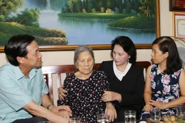 Chủ tịch Quốc hội Nguyễn Thị Kim Ngân thăm và tặng quà Mẹ Việt Nam Anh hùng Nguyễn Thị Chỉ (có con trai duy nhất là liệt sỹ) tại phố Hoàng Hoa Thám, phường Liễu Giai, Ba Đình, Hà Nội. (Ảnh: Trọng Đức/TTXVN)