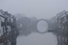 Khói mù bao phủ tỉnh Giang Tô ngày 23/12/2015. (Ảnh: THX/TTXVN)