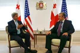 Thủ tướng Gruzia Giorgi Kvirikashvili (phải) có cuộc gặp với Ngoại trưởng Mỹ John Kerry đang trong chuyến thăm Gruzia trước khi tham dự Hội nghị thượng đỉnh của NATO tại Ba Lan. (Ảnh: EPA/TTXVN)