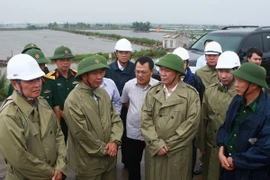 Phó Thủ tướng Vương Đình Huệ và lãnh đạo thành phố Hải Phòng kiểm tra công tác phòng, chống cơn bão số 3 tại khu vực đê biển thuộc quận Đồ Sơn. (Ảnh: Lâm Khánh/TTXVN)