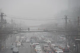 Khói bụi bao phủ thủ đô Bắc Kinh của Trung Quốc. (Ảnh: AFP/TTXVN)