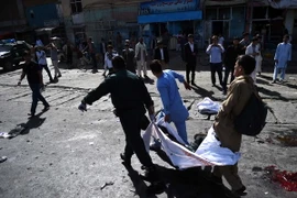Chuyển thi thể nạn nhân tại hiện trường vụ đánh bom ở Kabul ngày 23/7. (Ảnh: AFP/TTXVN)