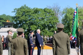 Tổng thống Milos Zeman đặt vòng hoa viếng các nạn nhân chiến tranh (Ảnh: Trần Quang Vinh/Vietnam+)