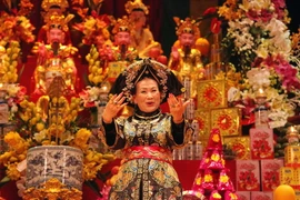 Trình diễn các giá hát văn hầu đồng trong Lễ Tổng kết Liên hoan văn hóa tín ngưỡng thờ Mẫu-Hà Nội 2014. (Ảnh: Anh Tuấn/TTXVN)