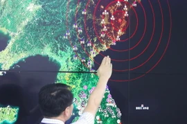 Một chuyên gia Cơ quan Khí tượng Hàn Quốc phân tích các dư chấn đo được sau vụ nổ được cho là vụ thử hạt nhân của Triều Tiên, tại Seoul ngày 9/9. (Ảnh: AFP/TTXVN)