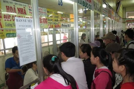 Khách mua vé Tết Bính Thân năm 2016 tại Bến xe Miền Đông. (Ảnh: Hoàng Hải/TTXVN)