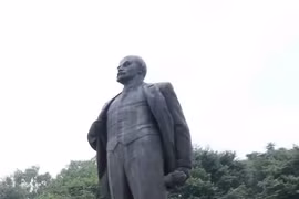 Tượng đài Vladimir Ilyich Lenin ở Vườn hoa Chi Lăng, Hà Nội. (Ảnh: An Đăng/TTXVN)