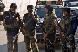Binh sỹ Ấn Độ phong tỏa tuyến đường dẫn đến căn cứ Pathankot sau vụ tấn công ngày 2/1. (Ảnh: AFP/TTXVN)