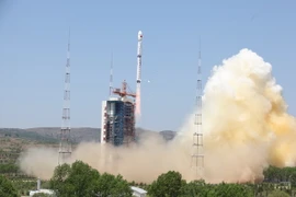 Tên lửa Trường Chinh 4B mang theo các vệ tinh rời bệ phóng từ Trung tâm phóng vệ tinh Thái Nguyên ngày 30/5 vừa qua. (Ảnh: THX/TTXVN)