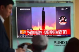 Bản tin về vụ phóng thử tên lửa tầm trung Musudan của Triều Tiên được phát tại nhà ga ở thủ đô Seoul, Hàn Quốc ngày 23/6 vừa qua. (Ảnh: AFP/TTXVN)