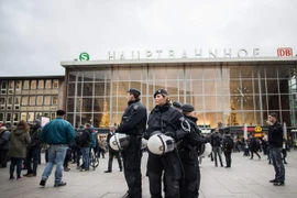 Lực lượng an ninh Đức được triển khai bên ngoài nhà ga Koln ở Cologne. (Ảnh: AFP/TTXVN)