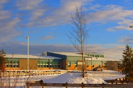 Quang cảnh bên ngoài Trường học cộng đồng La Loche. (Ảnh: BBC/TTXVN)