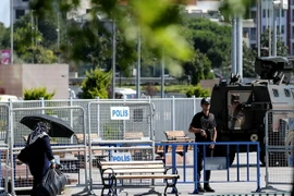 Cảnh sát Thổ Nhĩ Kỳ gác trước khu vực tòa án ở thành phố Istanbul. (Ảnh: EPA/TTXVN