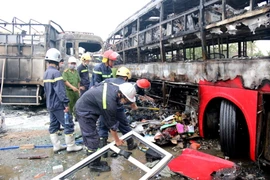 Hiện trường vụ tai nạn giao thông khiến 12 người chết tại Bình Thuận đang được các ngành chức năng khẩn trương xử lý khắc phục hậu quả. (Ảnh: Nguyễn Thanh/TTXVN)