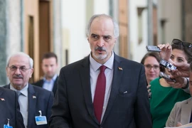 Trưởng đoàn đàm phán của Chính phủ Syria Bashar al-Jaafari tại cuộc họp báo ở Geneva ngày 20/4. (Ảnh: THX/TTXVN)