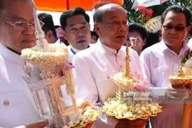 Ngài Him Chhem, Ủy viên Trung ương Đảng Nhân dân Campuchia, Bộ trưởng cao cấp kiêm Bộ trưởng Bộ Lễ nghi và Tôn giáo Vương quốc Campuchia - đứng giữa. (Nguồn: AFP)