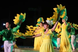 Tiết mục biểu diễn nghệ thuật tại lễ bế mạc. (Ảnh: Nguyễn Dũng/TTXVN)