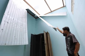 Trận lốc xoáy đã khiến nhiều căn nhà tại huyện Đạ Tẻh hư hỏng, tốc mái. (Ảnh: Nguyễn Dũng/TTXVN)