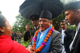 Ông Pushpa Kamala Dahal (giữa) sau khi tuyên thệ nhậm chức Thủ tướng ở Kathmandu ngày 4/8. (Ảnh: THX/TTXVN)