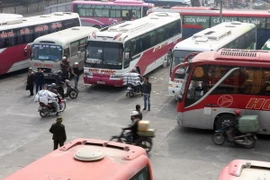 Các phương tiện hoạt động trong bến xe Lương Yên. (Ảnh: Đình Huệ/TTXVN)