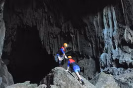Không như nhiều hang khác, để tới được hang Tối trong quần thể Sơn Đoòng, du khách phải trải qua một chặng đường khó khăn mới đến được điểm ngắm tuyệt đẹp. (Ảnh: Minh Đức/TTXVN)