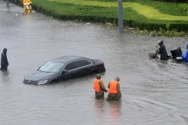Nước lũ nhấn chìm nhiều tuyến đường ở Trung Quốc. (Ảnh: AFP/TTXVN)