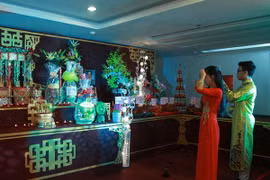 Các nghệ sỹ dâng hương tổ nghiệp ngành sân khấu. (Ảnh: Phương Vy/TTXVN)
