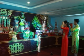 Các nghệ sỹ dâng hương tổ nghiệp ngành sân khấu. (Ảnh: Phương Vy/TTXVN)