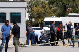 Cảnh sát, chuyên gia pháp y kiểm tra ở phía trước của Đại sứ quán Israel tại thủ đô Ankara của Thổ Nhĩ Kỳ, ngày 21/9. (Nguồn: Reuters)