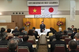 Tổng lãnh sự Việt Nam tại Osaka Trần Đức Bình phát biểu tại một buổi lễ. (Ảnh: TTXVN phát)