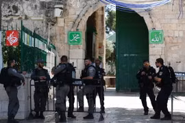 Cảnh sát Israel gác ở lối vào đền thờ Hồi giáo Al-Aqsa ngày 27/6 vừa qua. (Ảnh: AFP/TTXVN)