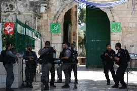 Cảnh sát Israel gác ở lối vào đền thờ Hồi giáo Al-Aqsa ngày 27/6 vừa qua. (Ảnh: AFP/TTXVN)