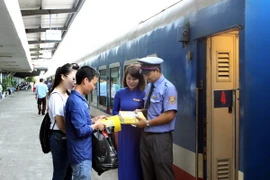 Hành khách đi từ Ga Hà Nội. (Ảnh: Dương Ngọc/TTXVN)