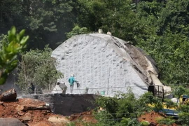 Phiến đá Granite hàng trăm mét khối đang bị "xẻ thịt.” (Ảnh: Dương Giang/TTXVN)