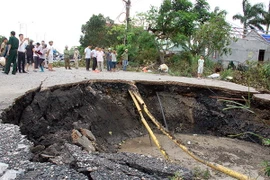 Hố "tử thần" có diện tích khoảng 100m2. (Ảnh: Nguyễn Hoàng/TTXVN)